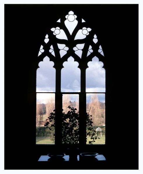 england-beaulieu-palace-window-h-800.jpg