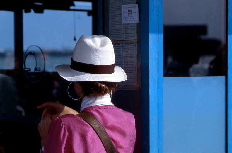 frau-mit-hut-vaporetto-1200.jpg