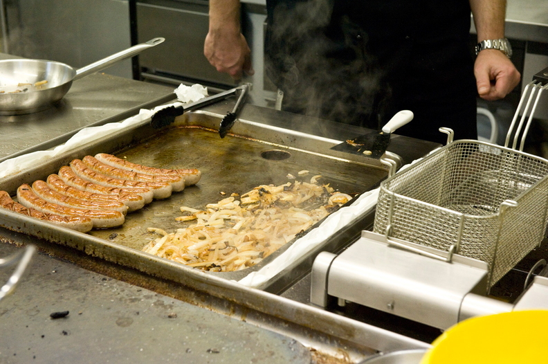 bratwurst-mit-pommes.jpg