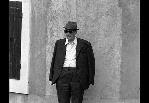 -k-arles-mann-in-anzug-an-ecke