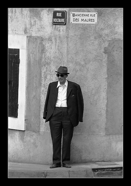 -k-arles-mann-in-anzug-an-ecke.jpg