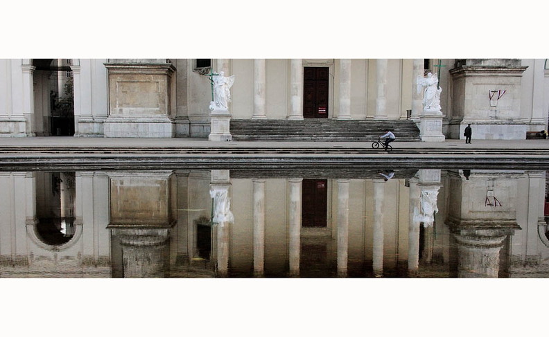 -k-karlskirche-panorama-getont-und-radler-im-spiegel.jpg