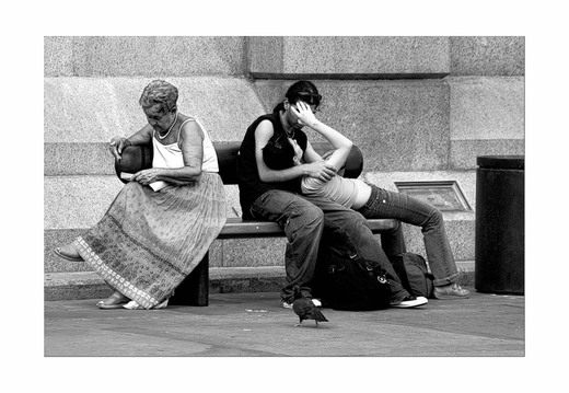 -k-p-rchen-und-frau-auf-bank-kopie-001