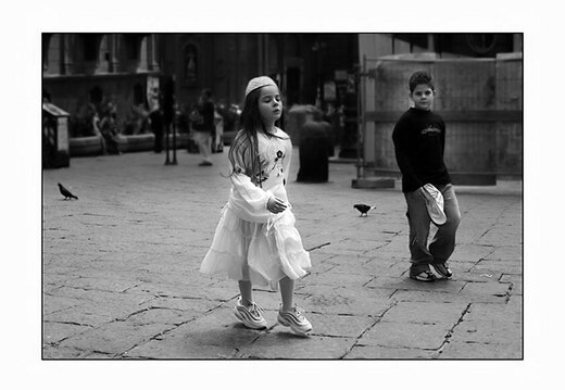-k-m-dchen-sw-bearb-in-wei-geht-ber-den-platz-napoli-0055-02-04-2006