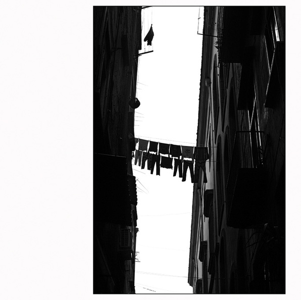 -k-napoli-enge-gasse-sw-im-starken-gegenlicht-mit-w-scheleine-0069-02-04-2006-kopie.jpg