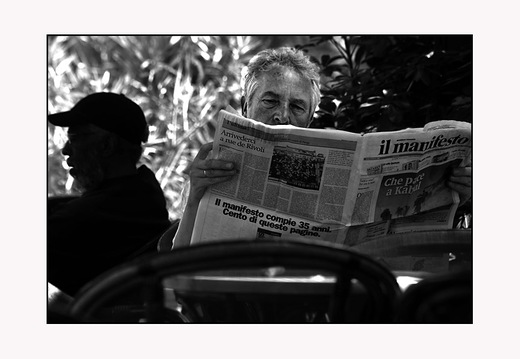 -k-napoli-zeitungsleser-sw-bearb-0023-02-04-2006