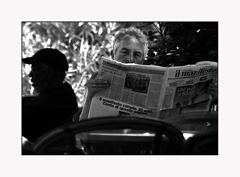 -k-napoli-zeitungsleser-sw-bearb-0023-02-04-2006.jpg