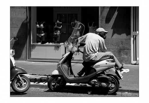 -k-napoli-schwarzer-sw-auf-roller-vor-wascheladen-0259-02-04-2006