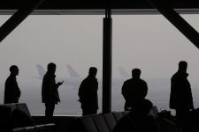 Lu-Guang-Severe-haze-occurred-in-Capital-International-Airport.-Passengers-are-waiting-in-the-airport-lounge